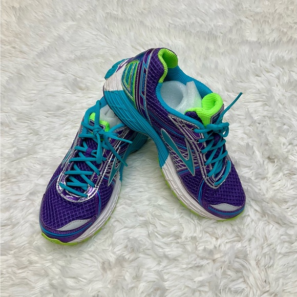 Brooks sneaker size 4 - Picture 2 of 11